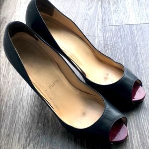 Christian Louboutin Peep Toe in Black Leather